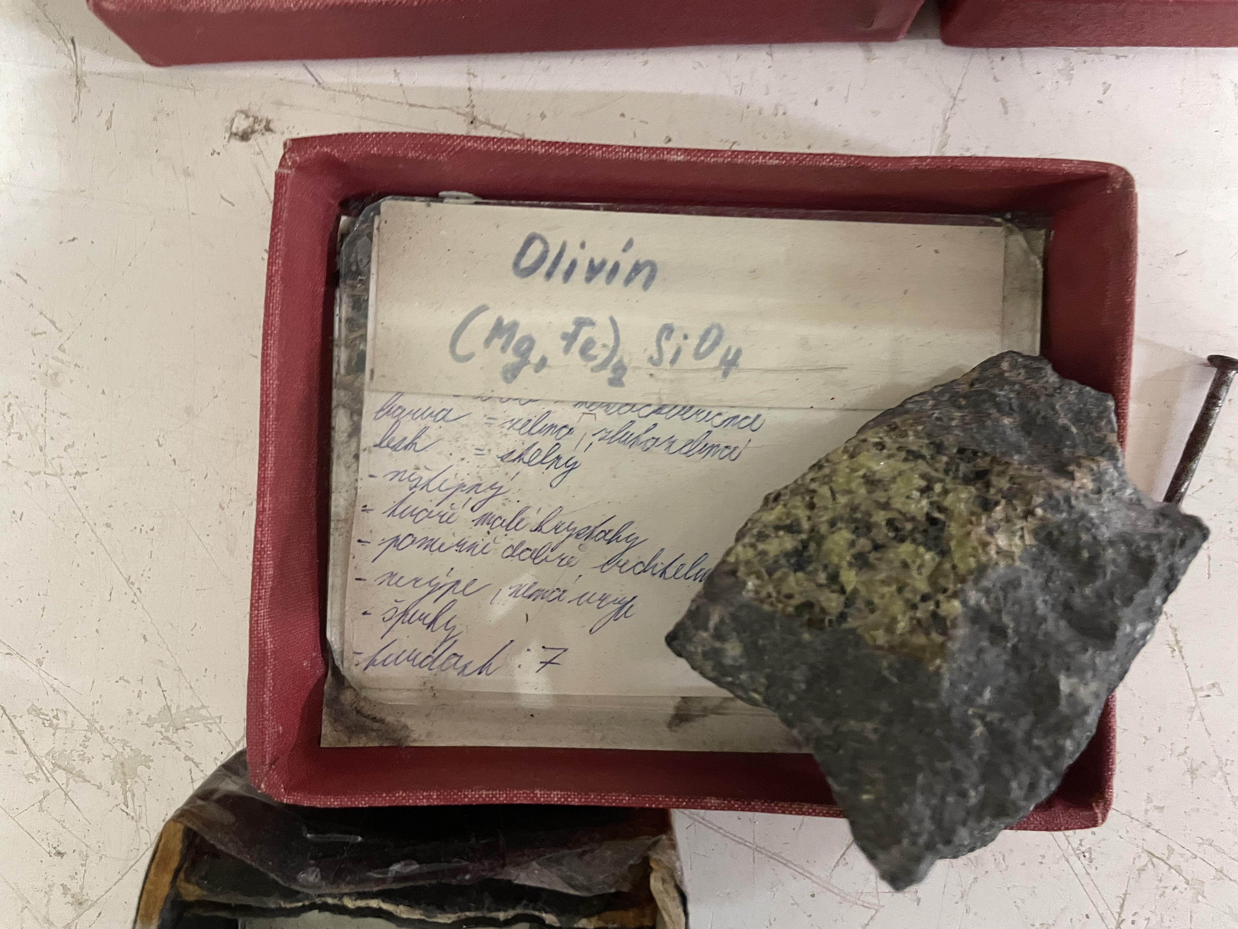 <p>olivin - kremicitan</p>