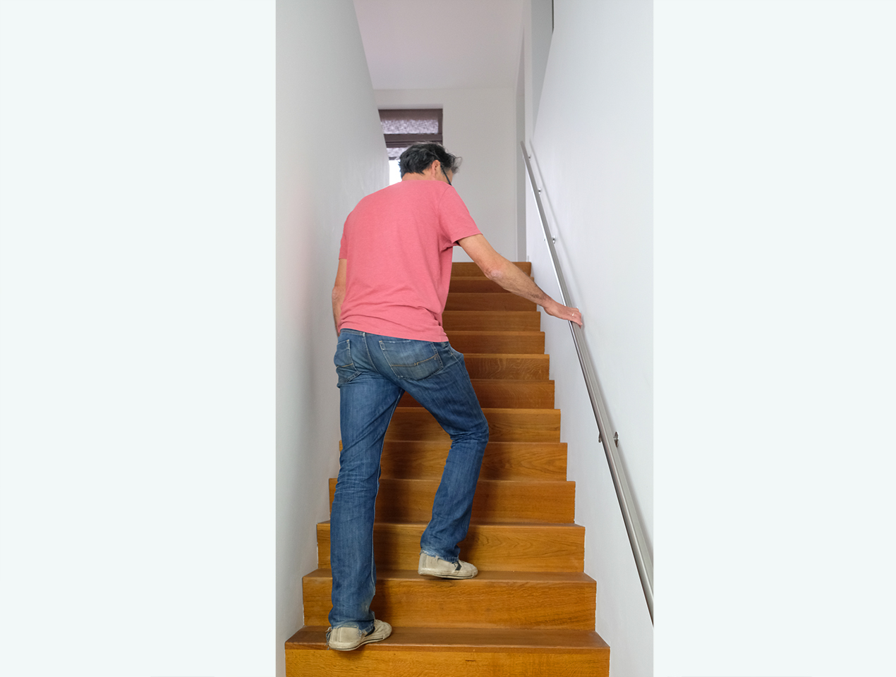 <p>Kees <strong>goes</strong> upstairs.</p>