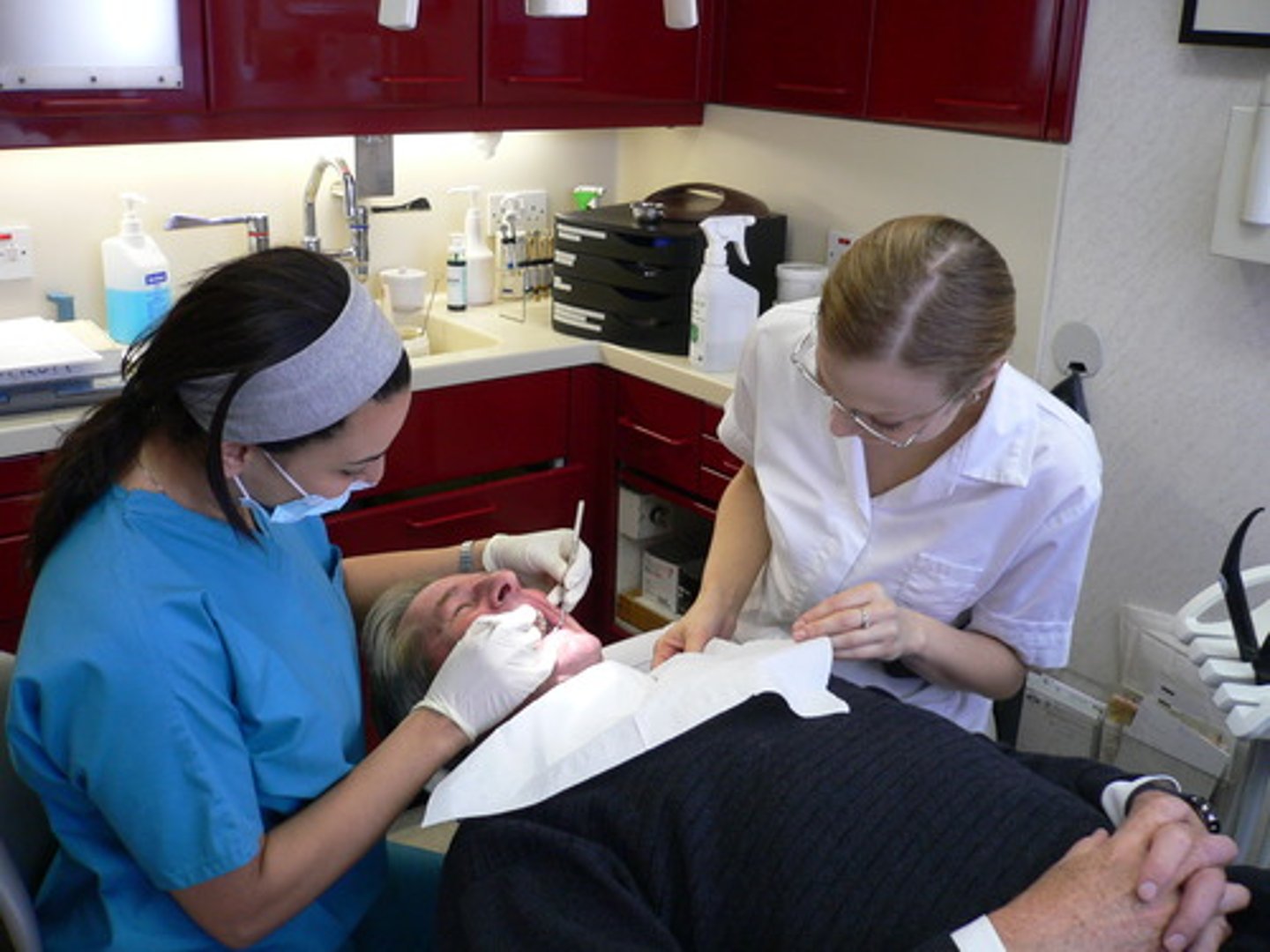 <p>la/el dentista</p>
