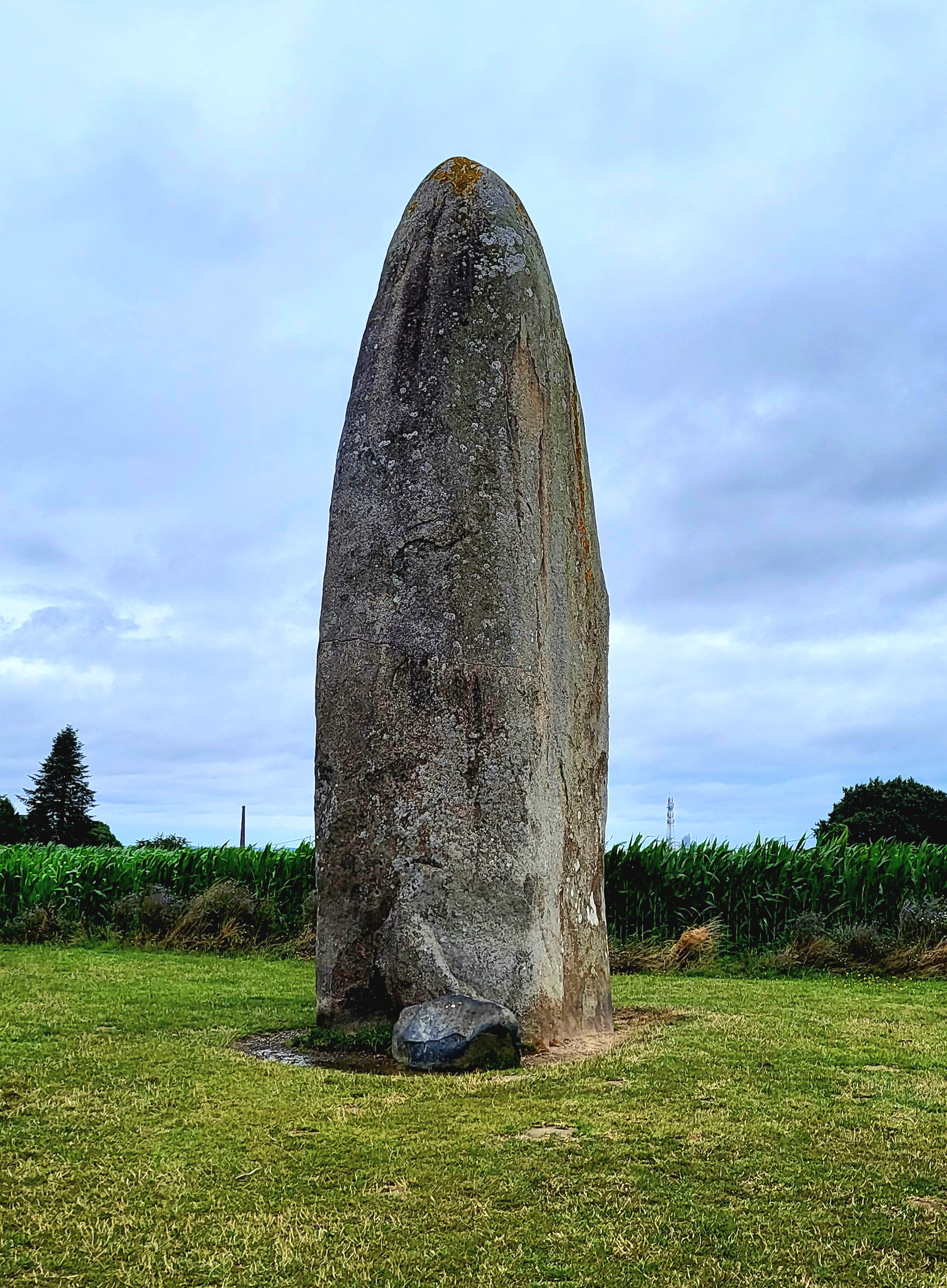 <p>A single, large upright monolith</p>