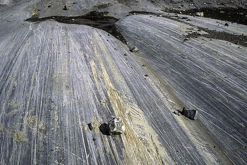 gemaakt door het schuren van ijs over een steen. (abrasie). in nl te zien op zwerfkeien