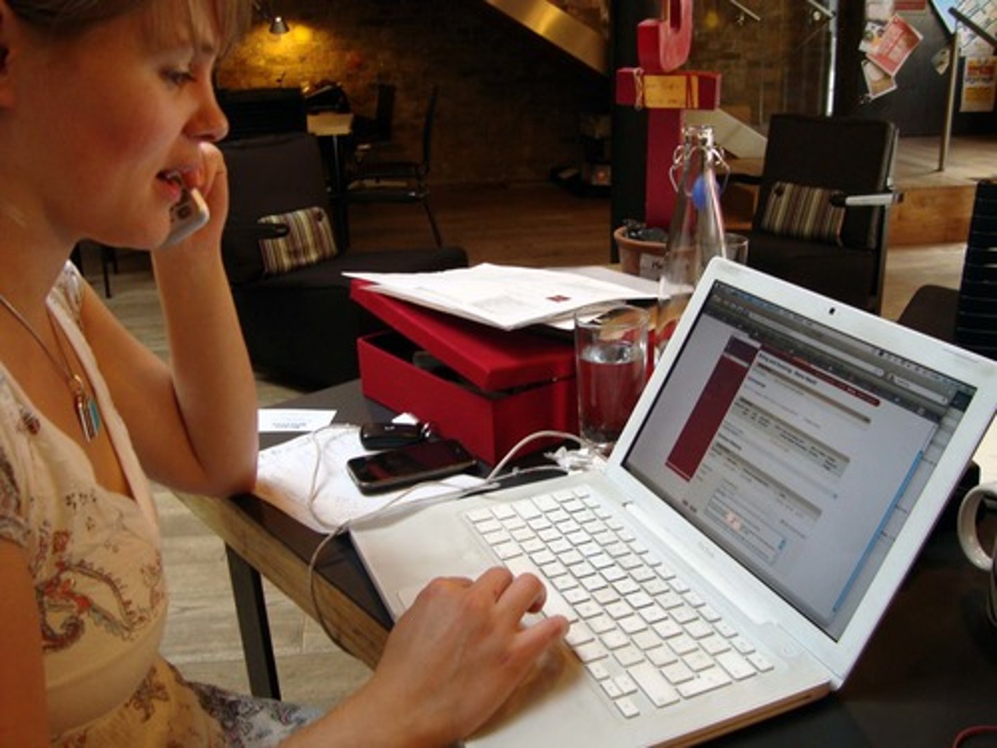 <p>запити, заявки</p><p>We have received over 500 email e_______ about our new product line.</p>