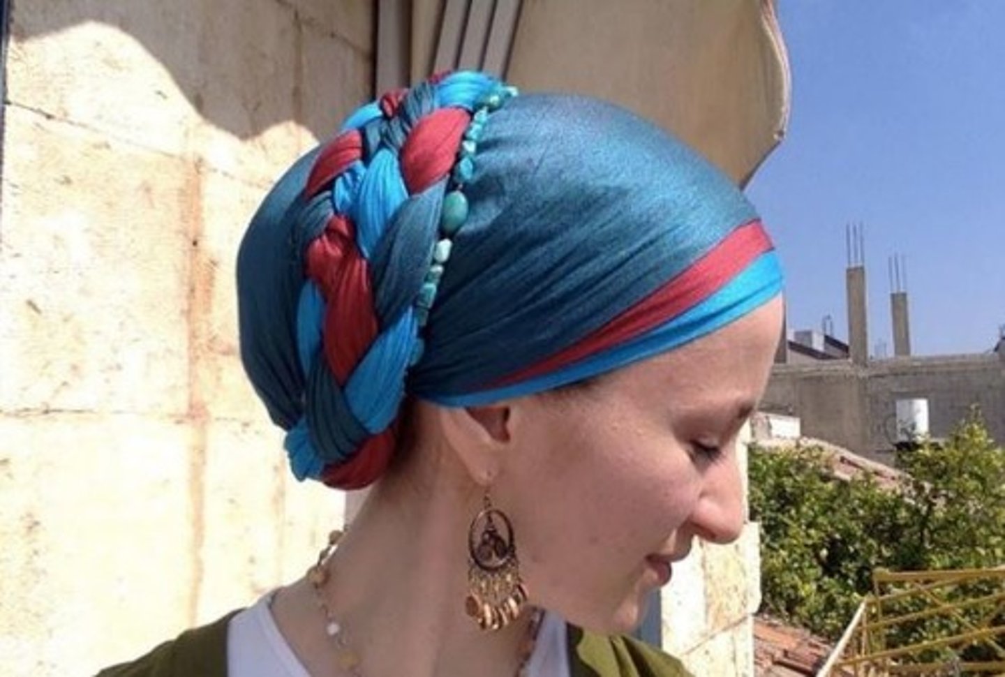 <p>head scarf worn by women in Judaism</p>