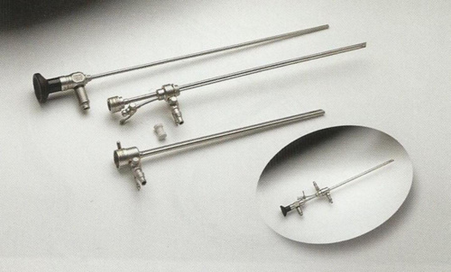 <p>examines the uterus</p>