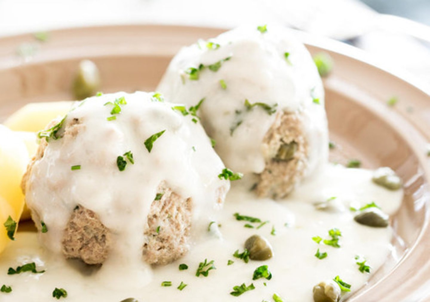 <p>gekookte gehaktballetjes in zure witte saus</p>