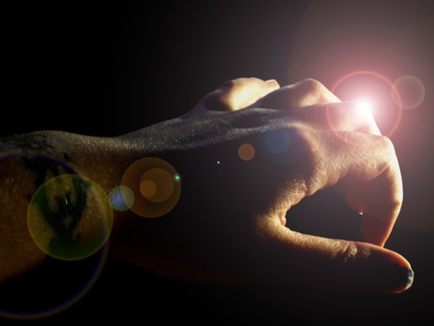 <p>To reflect small flashes of light</p>
