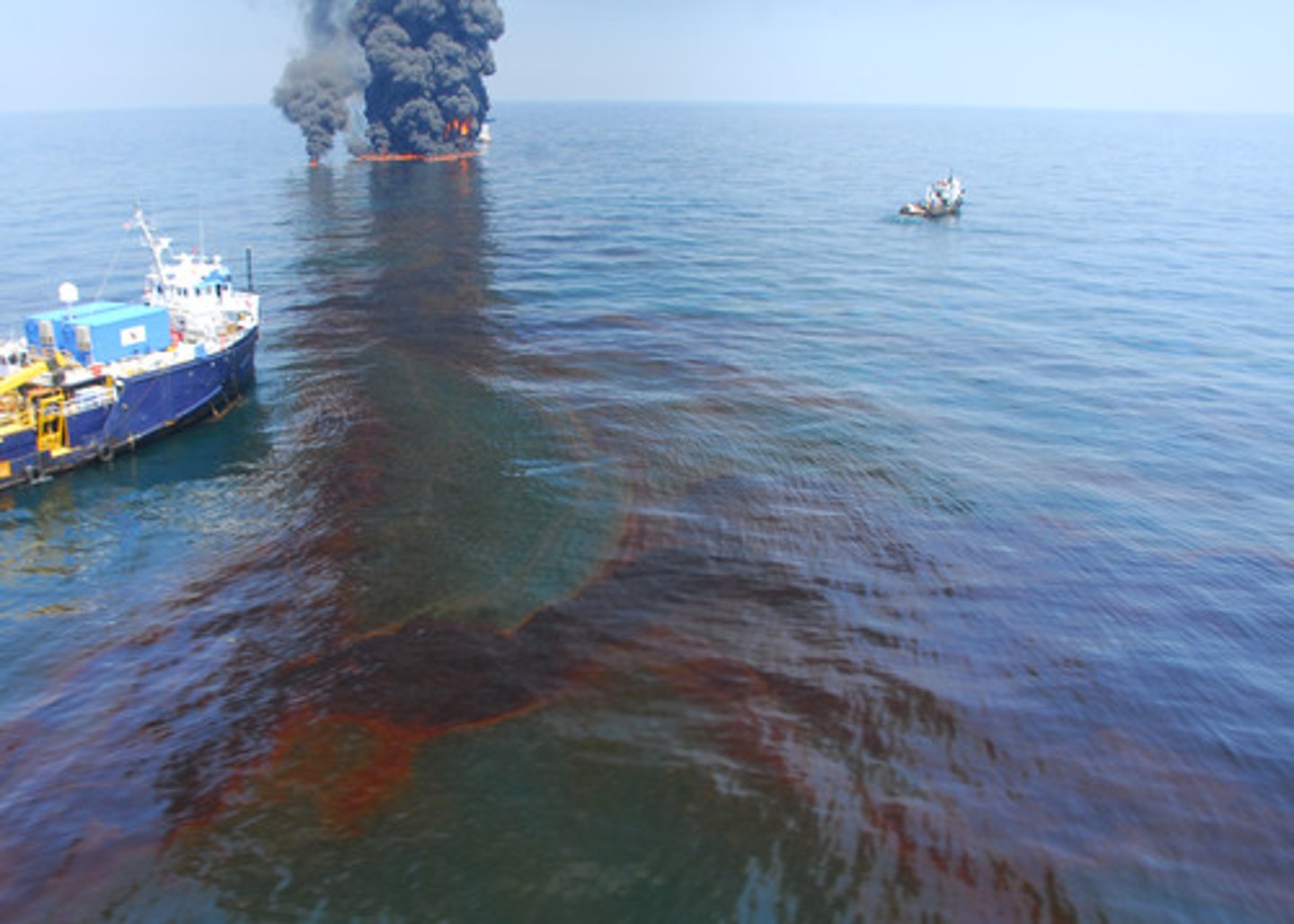 <p>нефтяное пятно на воде</p>