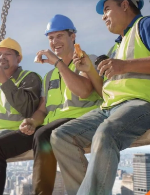 <p>будівельники на високих спорудах</p>