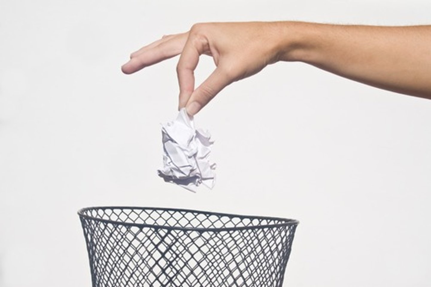 <p>vứt thứ gì đó</p>