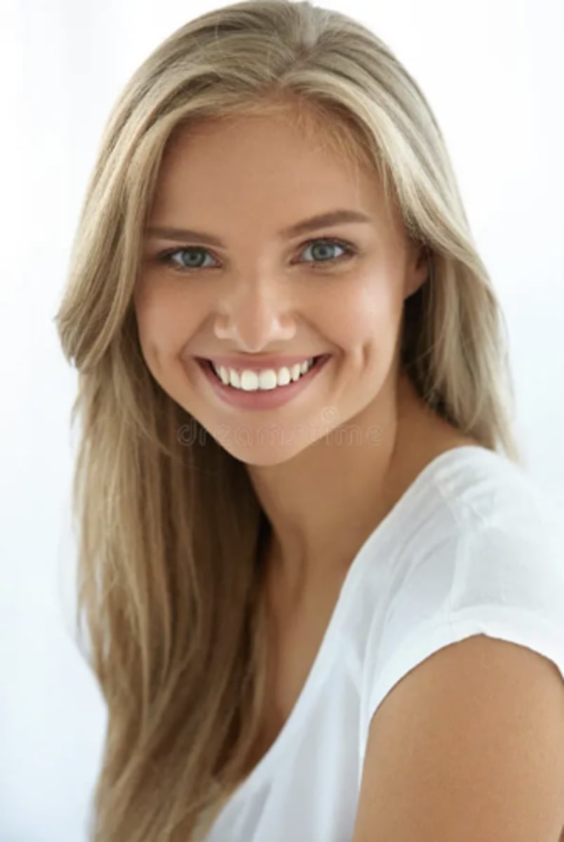 <p>nụ cười rạng rỡ, gây ấn tượng mạnh</p><p>= beaming smile</p><p>ex: A ... can effectively light up a room and create a positive first impression, making social interactions much smoother.</p>