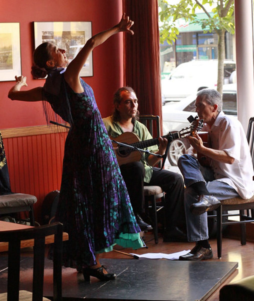 <p>this photo is about the theme of artistic expression</p>