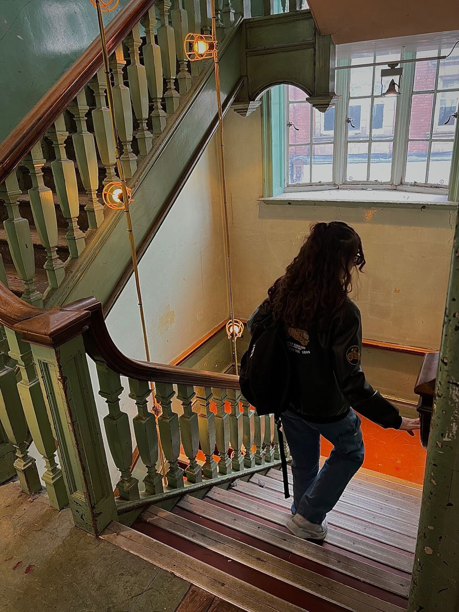 <p>go downstairs </p>