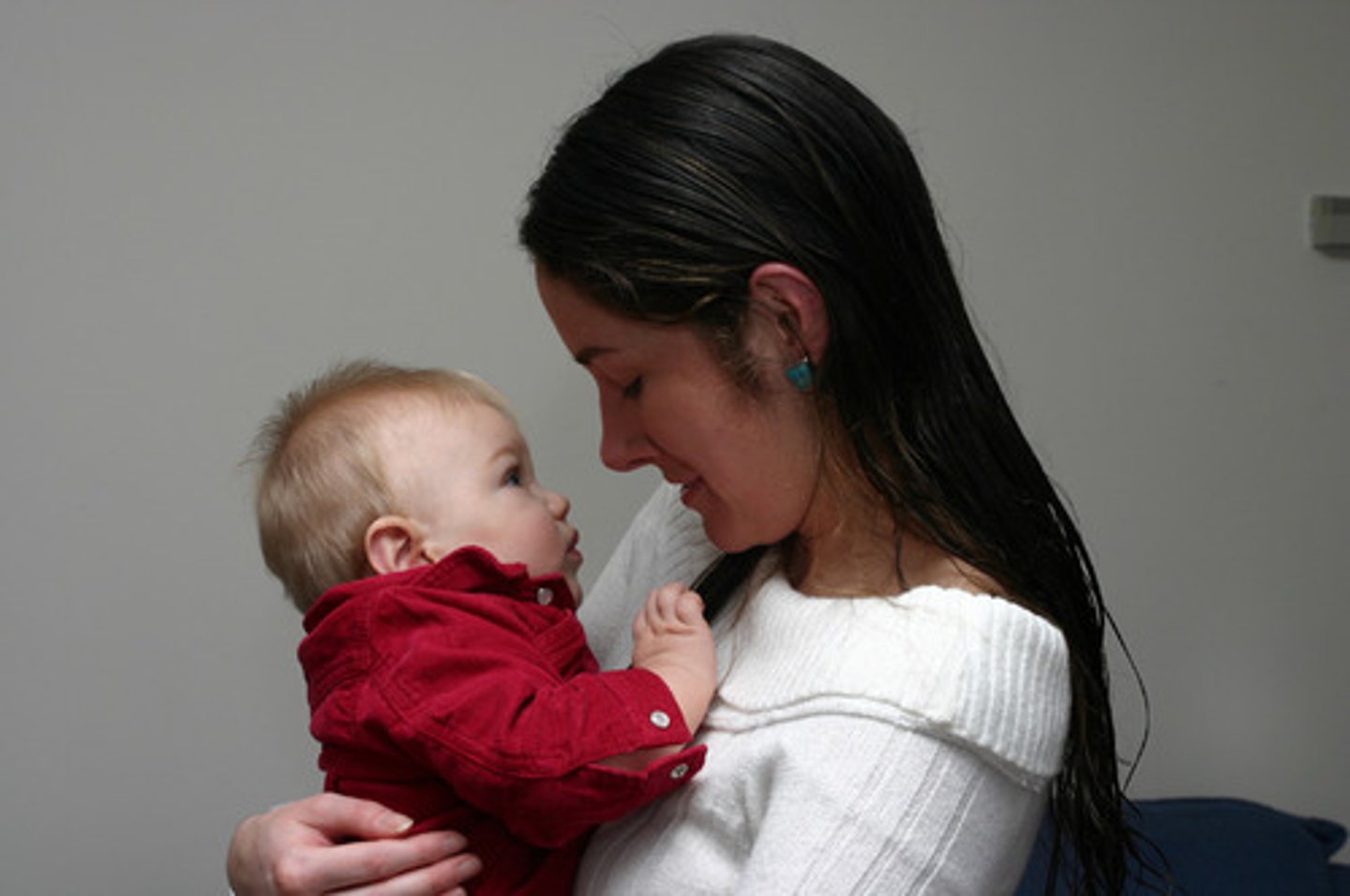 <p>thuộc về mẹ </p>