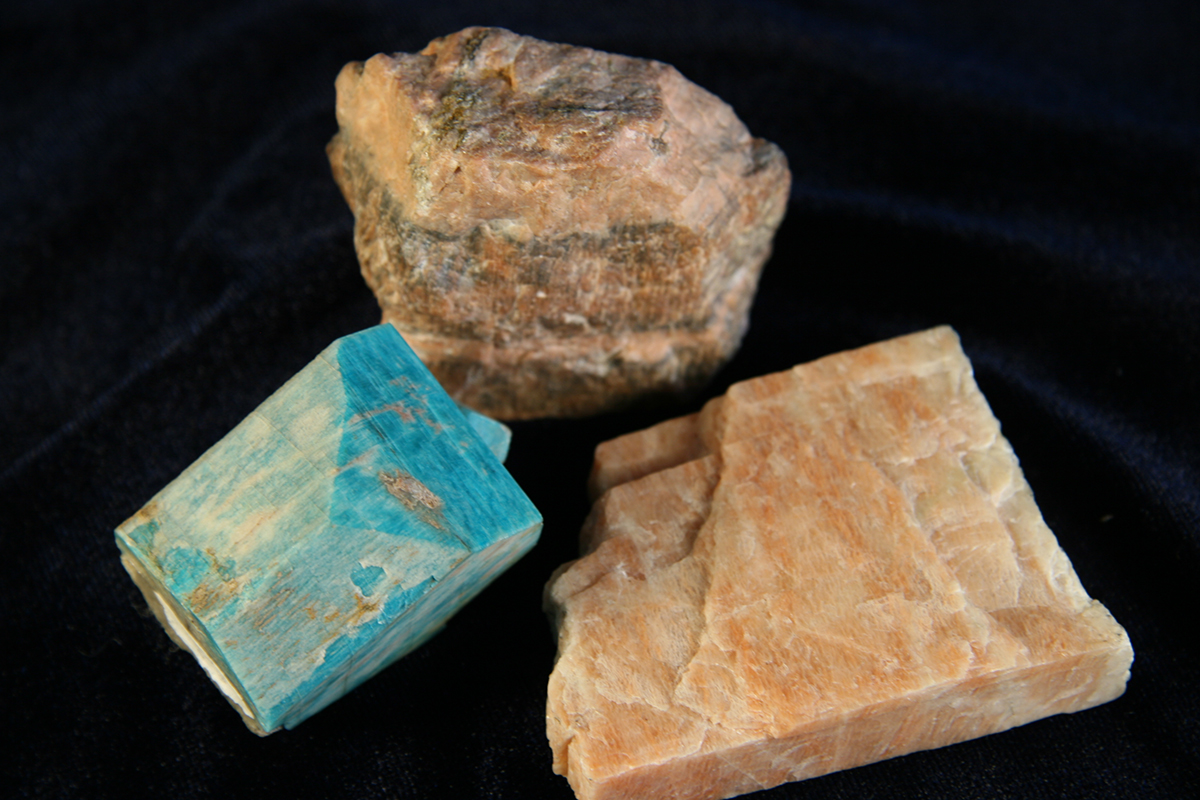 <p>how do you indentify <strong>Feldspar (Orthoclase &amp; Plagioclase)</strong></p>