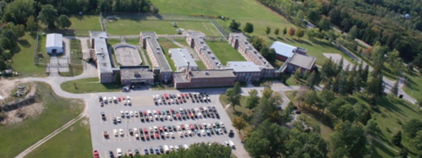 <p>Sentence that allows the mentally ill offender to live in the community, with the stipulation that the person will agree to treatment or detention in the event that his or her condition deteriorates</p>