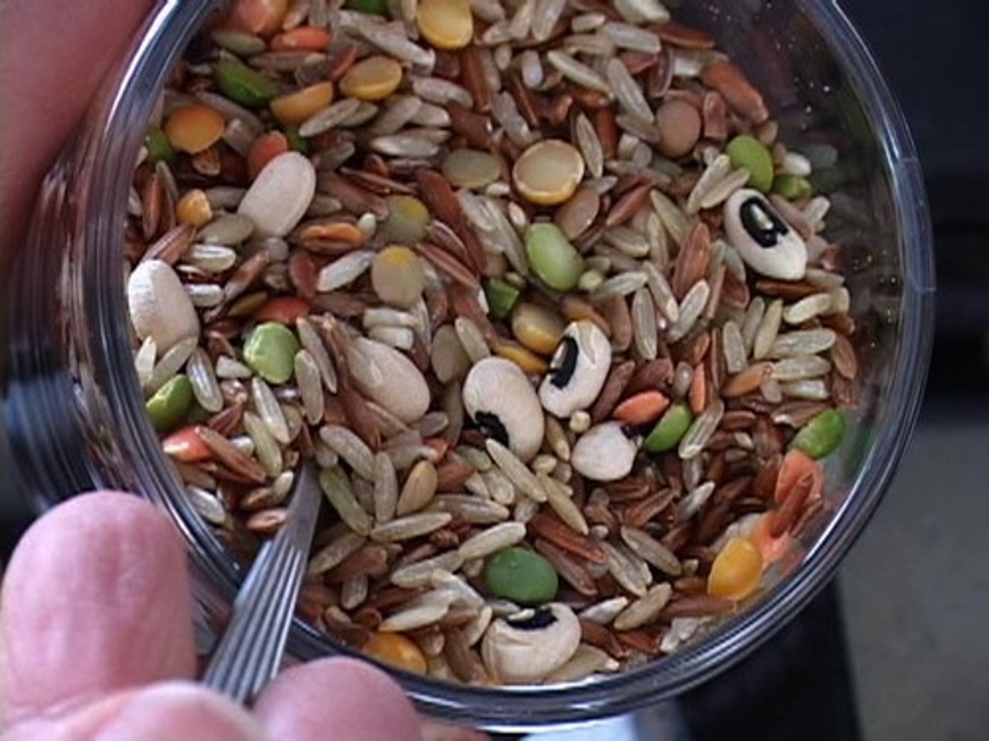 <p>a mixture that does not have a uniform composition.</p>