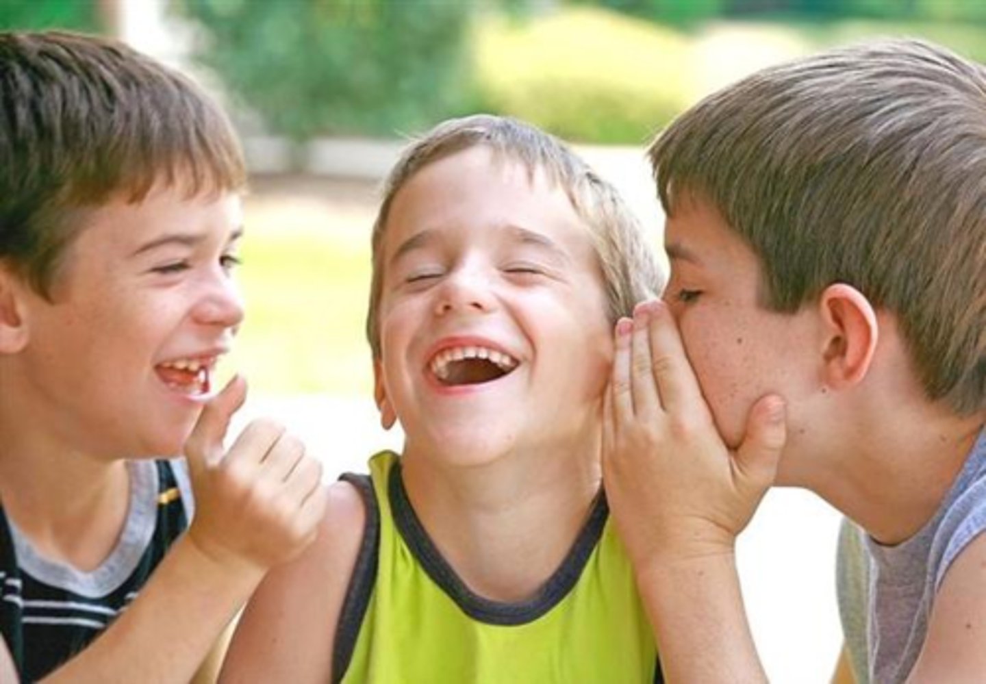 <p>to tell (jokes)</p>