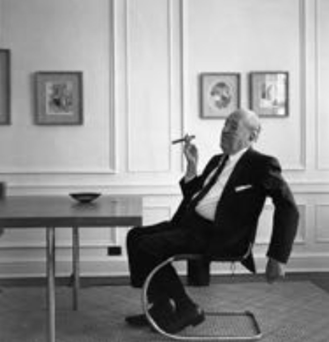 <p>TIJD: 19e E</p><p>PLAATS:</p><p>(1) Duitsland</p><p>(2) Amerika</p><p>STIJL:</p><p>(1) Duits Expressionisme</p><p>(2) modernisme</p><p>KENMERK:</p><p>- essentie van de wolkenkrabber; skelet en curtain wall</p><p>- Wolkenkrabber als een soort Ready-made vorm waar tegenover de architectuur nieuwe artistieke antwoorden moet vinden</p><p>- herinterpreteren van de klassieke burgerlijke typologie van het wonen in nieuwe ruimtelijke configuraties</p><p>- ruimtelijke organisatie waarbij ruimtes in elkaar overlopen</p><p>- Directeur IIT (Chicago)</p><p>- evolutie naar het integrale object: open ruimtelijkheid > besloten integrale objecten</p><p>- ambitie voor tegelijk transparantie en het massieve</p><p>- sculpturale studie met ruimtes tussen de gebouwen; metafysisch potentieel van gebouwen; ruimtelijke uitvoering van geestelijke beslissingen</p><p>- 'Vergeistigung des Technologisches'; streven naar het nieuwe monumentale en transcedentale</p><p>- zichtbaar maken van al datgene dat door een overmaat aan beelden onzichtbaar geworden is</p><p>- poging om materialiteit en idealisme samen te brengen</p><p>- kunst die het materiele niveau van de moderne technologie kan verheffen naar een monumentale vorm en die het kan onderscheiden boven zijn pure materialiteit</p>