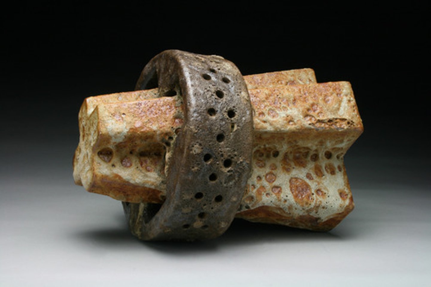 <p>penetrating (átható, mélyre ható)</p>