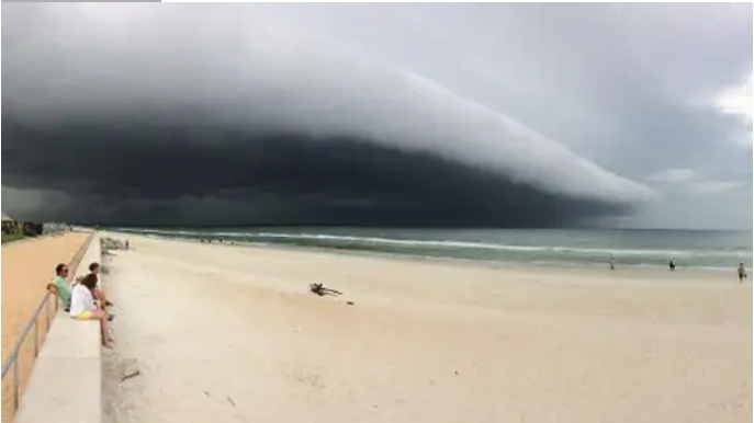 <p>This is a shelf cloud and it is associated with multi-cell thunderstorms</p>