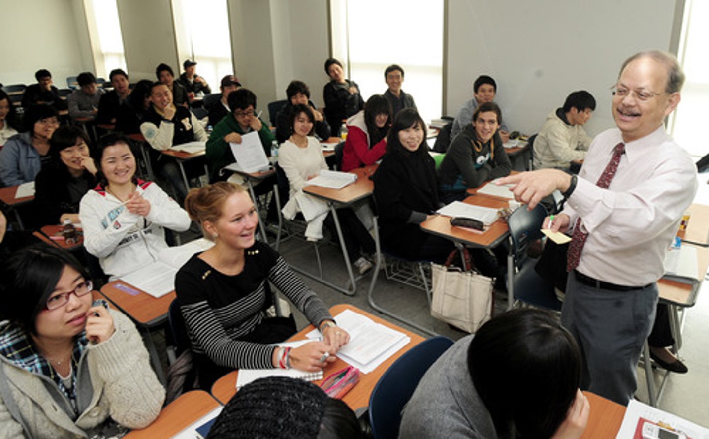 <p>nghe giảng, dự thính</p>