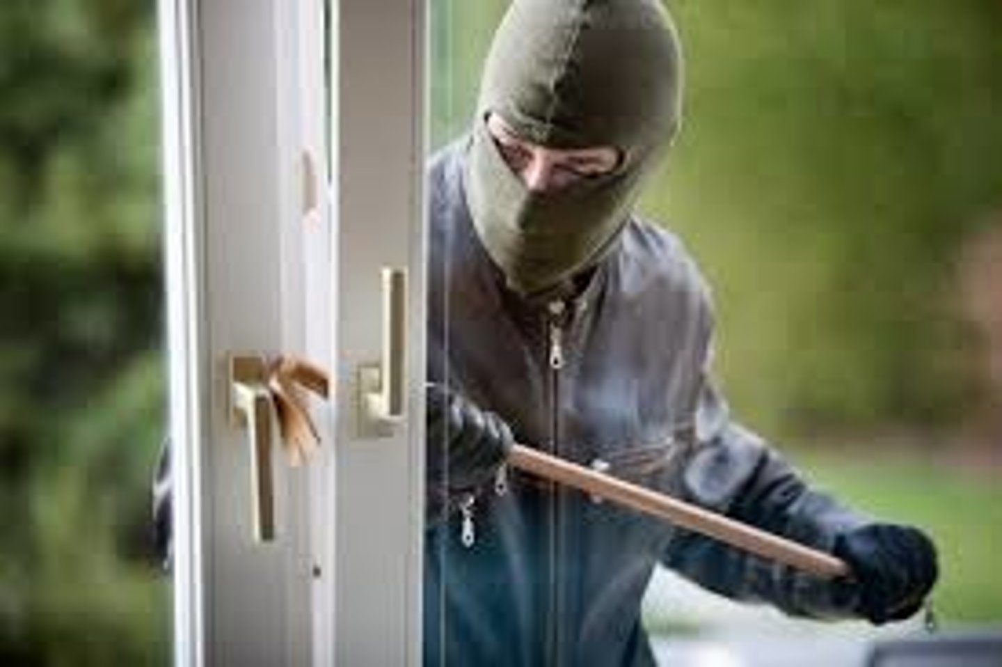 <p>to break in</p>