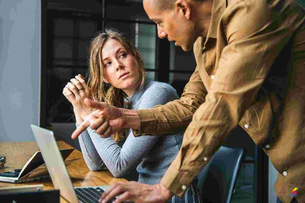 <p>To <strong>warn someone secretly</strong> or <strong>give them confidential information</strong> about something, often about something bad or illegal.</p>