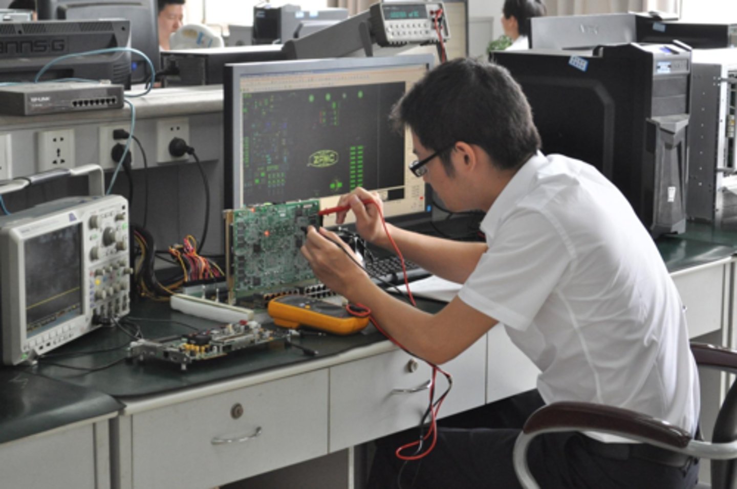 <p>nghiên cứu viên của công ty điện tử</p>