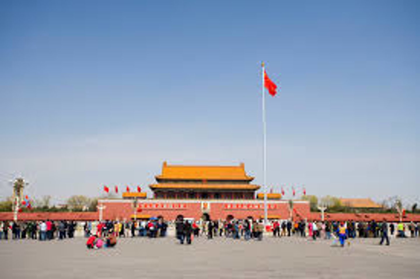 <p>[guǎngchǎng] quảng trường</p>