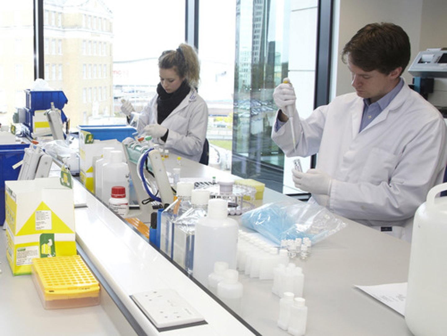 <p>shí yàn - experiment</p>