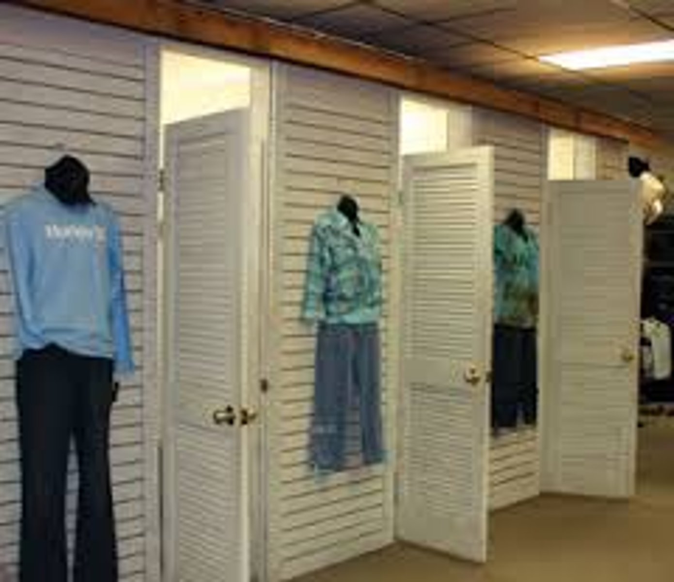 <p>fitting room</p>