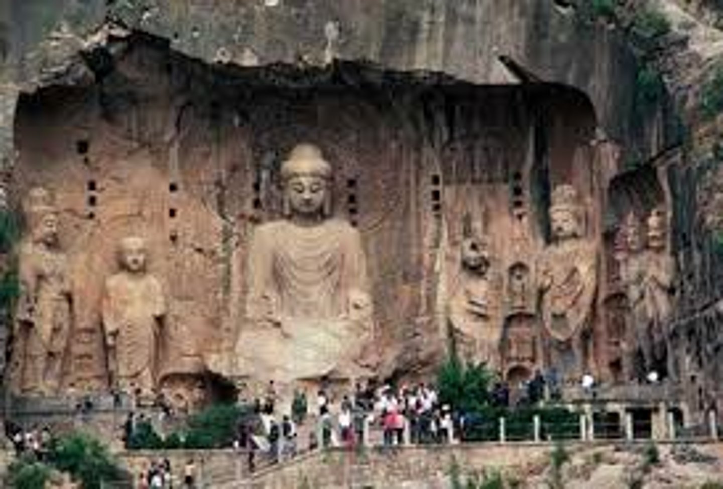 <p>China, Tang Dynasty</p><p>limestone</p><p>spiritual (Buddhist)</p><p>over 100k Buddhas, 2300 caves and niches, worked on over time</p>
