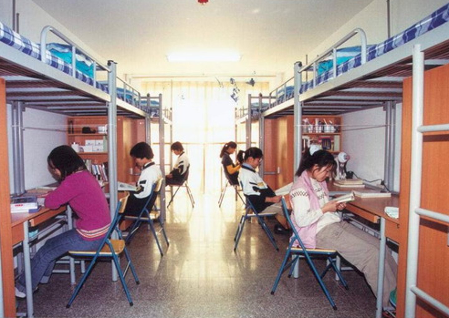 <p>a college or university building where students live: ký túc xá</p>