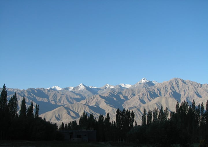 <p>una serie de montañas como Los Andes</p>