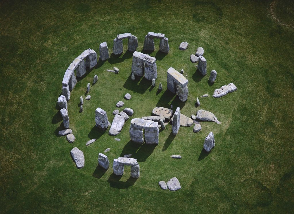 <p>How was Stonehenge built, and what is it believed to represent? (Neolithic)</p>