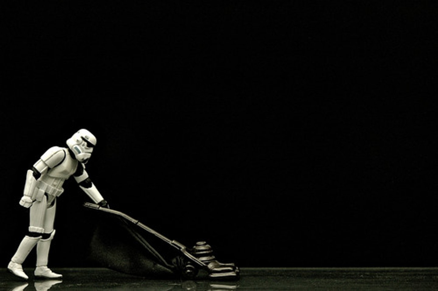 <p>to vacuum (to pass the vacuum)</p>