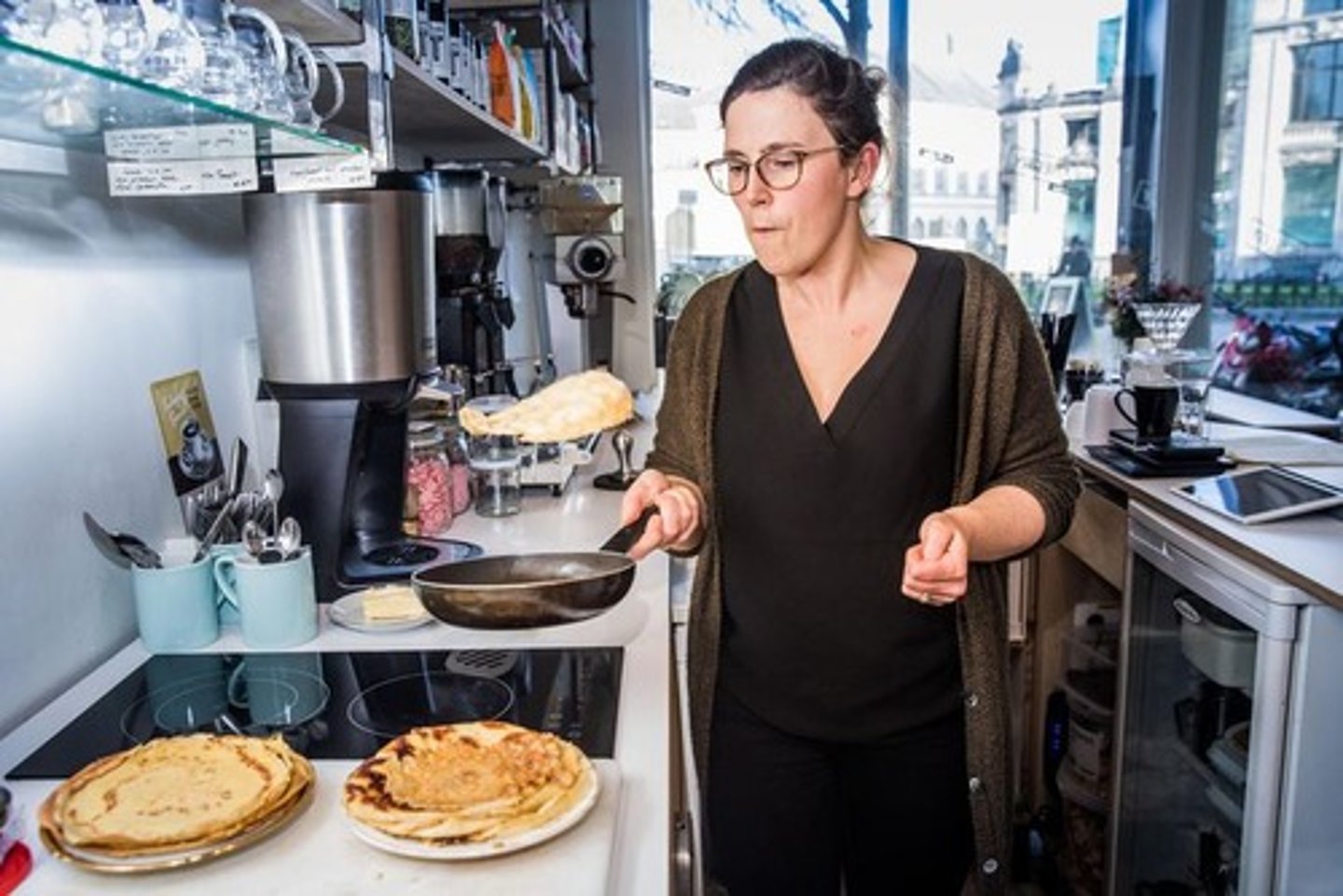 <p>in een andere positie plaatsen, bijv. met de onderkant boven = omkeren</p>