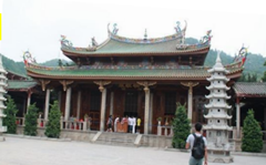 <p>It is the <strong>center </strong>of the temple, splendid.</p><p>Built in <strong>1926</strong>, it is a wooden architecture with green titles in the roof and stone pillars as support and the beam is carved and the pillar is painted, which represent the traditional architecture skill in Southern Fujian.</p><p><strong>Monks </strong>will do morning and even lessons in the hall.</p><p><strong>Dharma assembly</strong>, worship and other Buddhism activities are also held in Daxiong hall.</p><p></p>