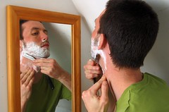 <p>to shave</p>