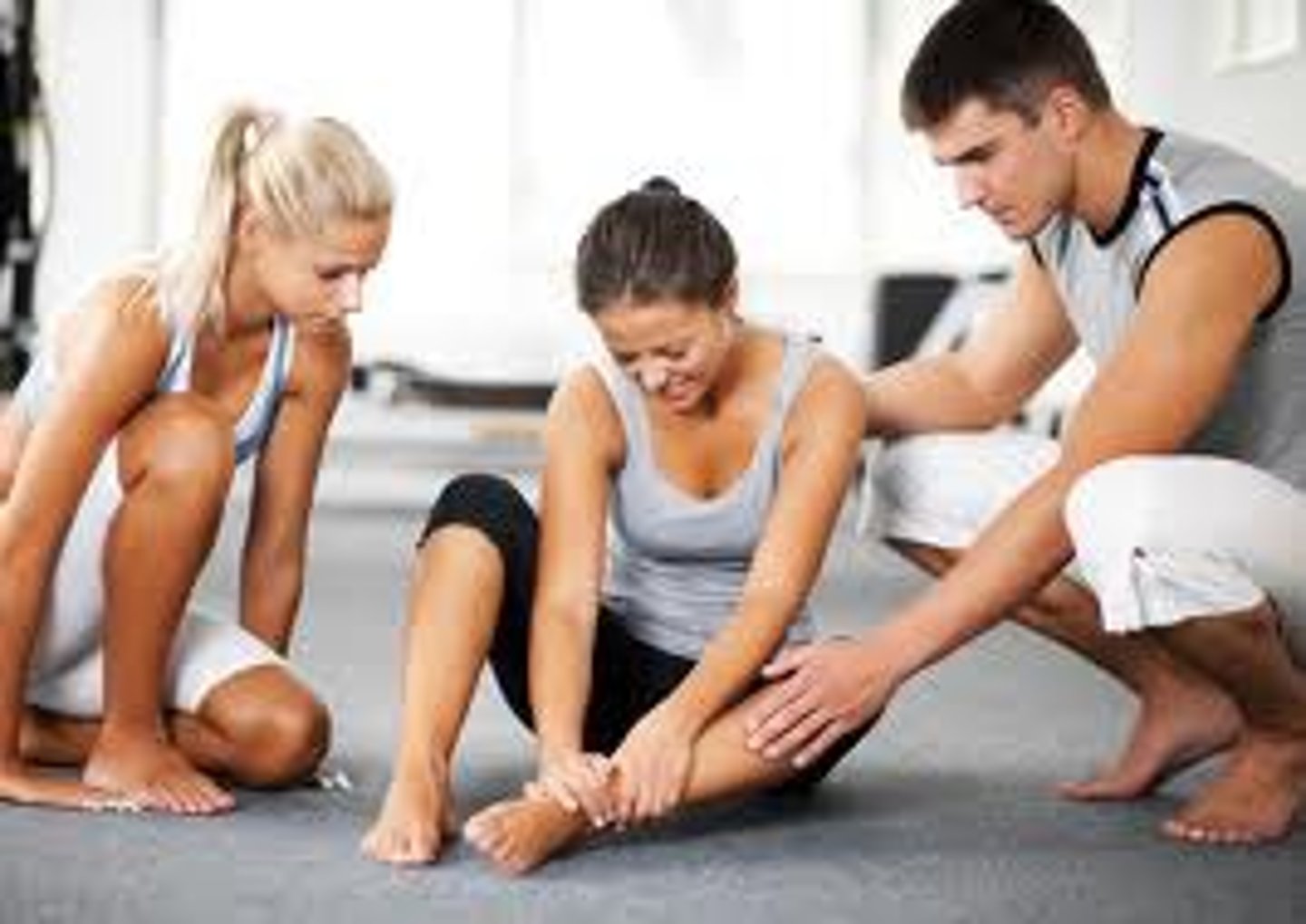 <p>to twist one's ankle</p>
