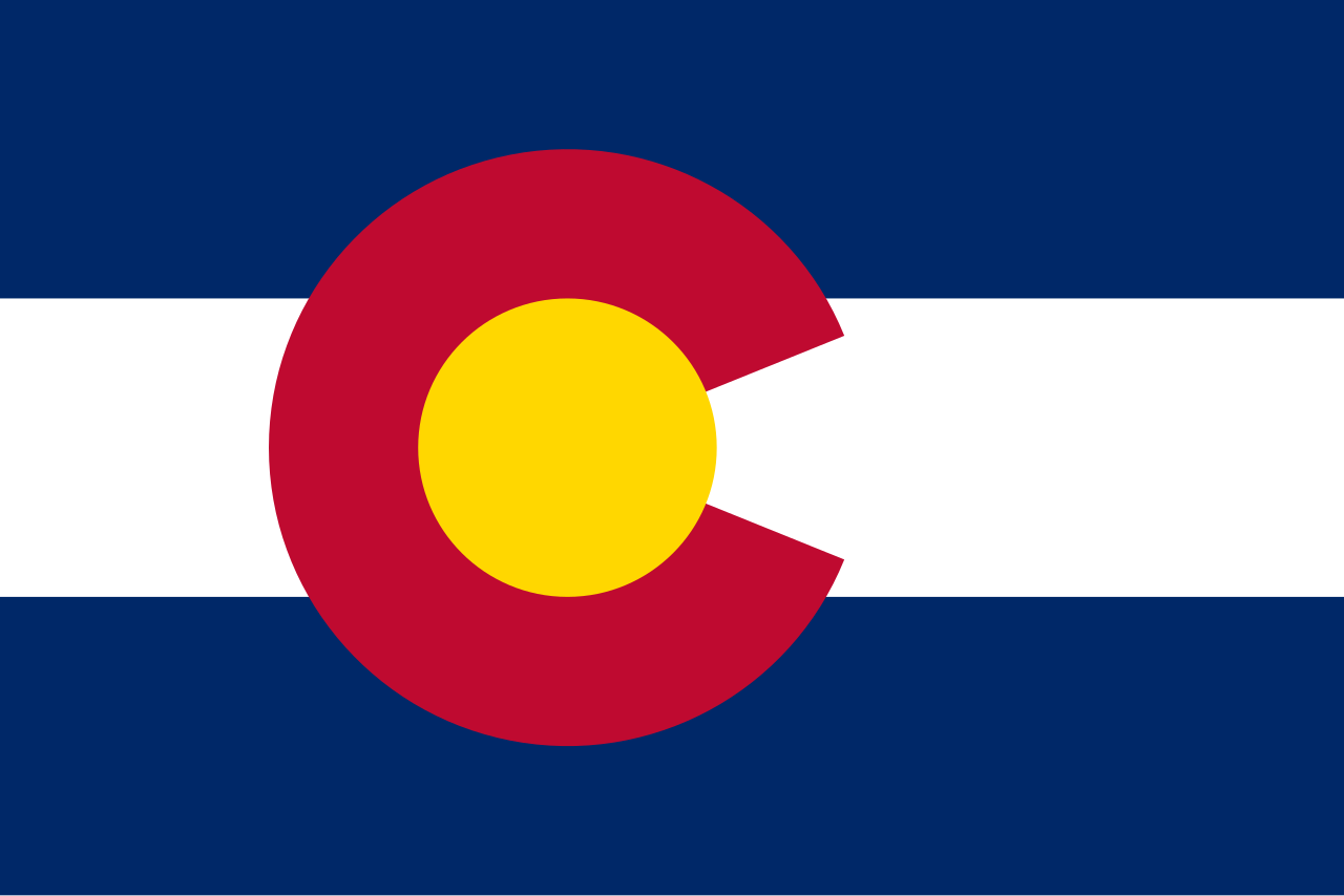 <p>Tricolor blue-white-blue. Red C filled by a yellow circle.</p>