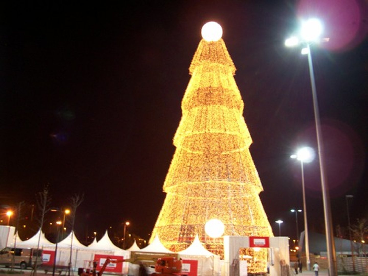 <p>Es el 25 de diciembre. Es un festivo cristiano.</p><p>Es el día después de la Nochebuena.</p><p>Recibimos regalos y damos regalos.</p>