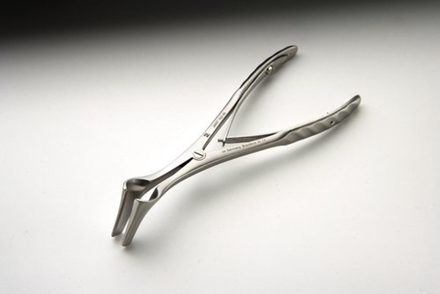 <p>An instrument used to widen the opening of the vagina so that the cervix is more easily visible.</p>