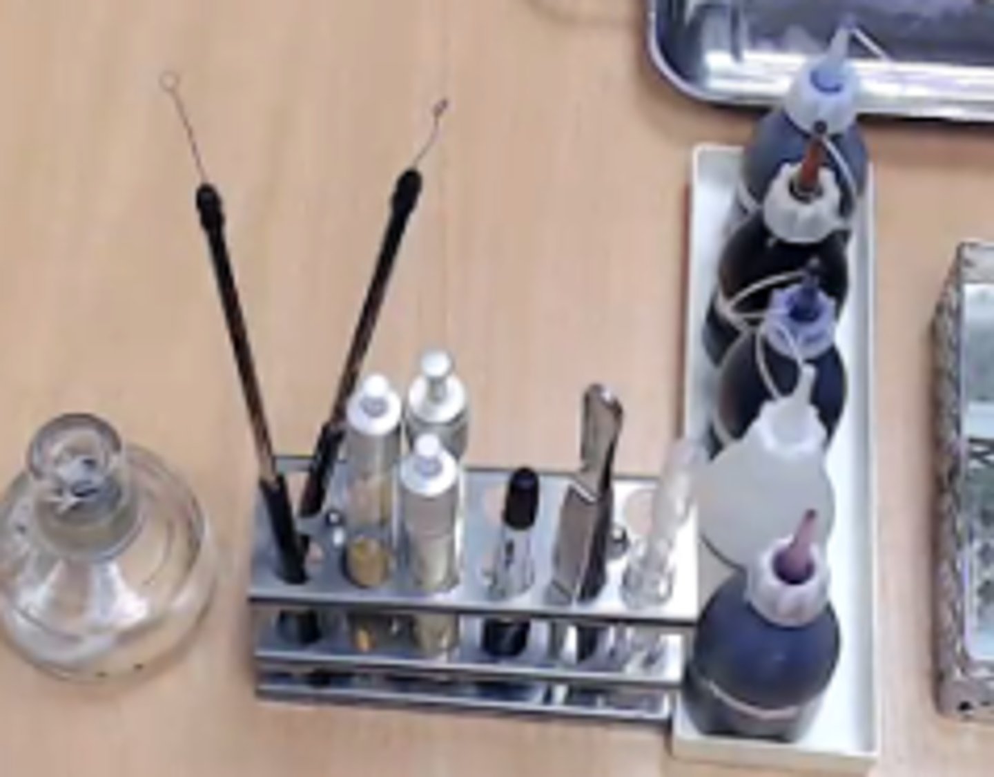 <p>- bakterioloģiskās cilpas (garās)</p><p>- stabiņos tādos- baktēriju tīrkultūras</p><p>- marķieris - var atzīmēt, ko pētām</p><p>- pincete - fiksējam preparātu uz liesmas</p><p>- destilētais ūdens ar pipeti (lai pagatavotu iztriepi, bakt. tīrkultūras tiek izšķīdinātas ūdenī)</p>