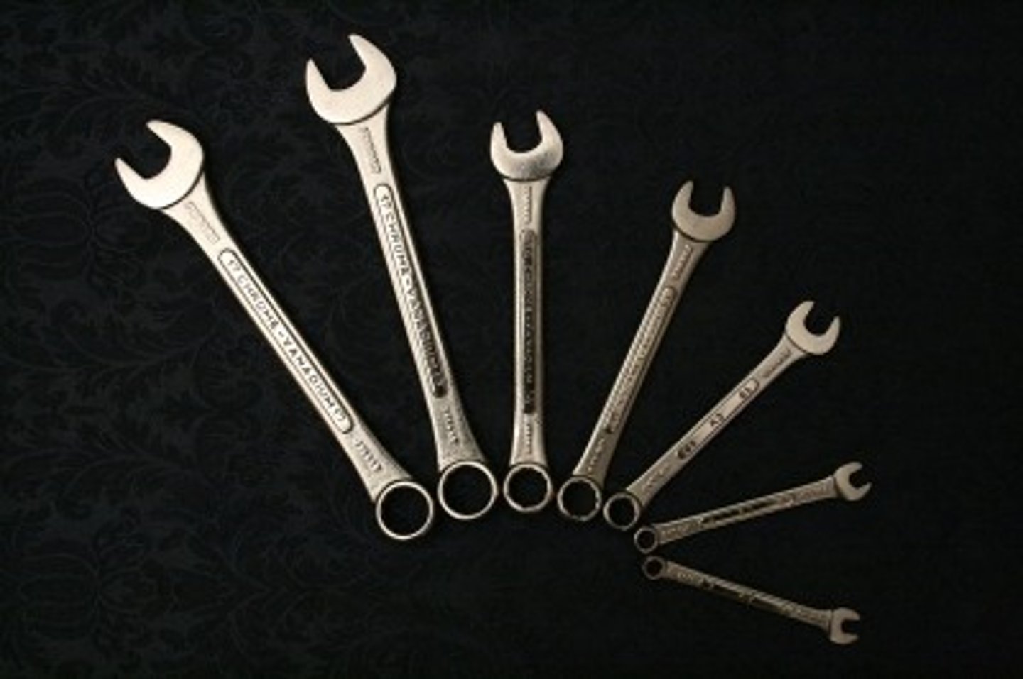 <p>a tool used for tightening or loosening metal nuts (klucz francuski)</p>