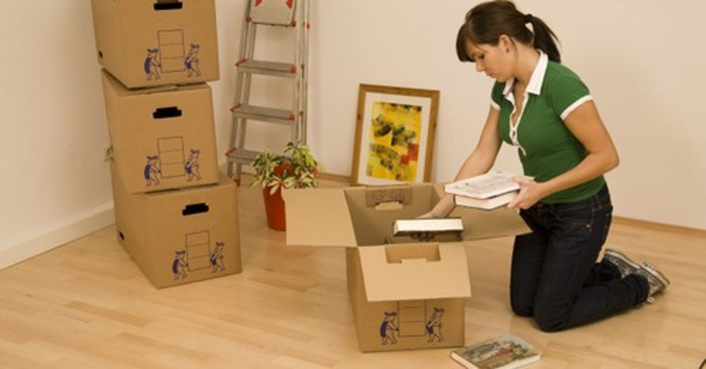 <p>v. + n. vacate an apartment/occupy an apartment, relocate from/relocate to, exit/enter &gt;&lt; stay in, remain Chuyển ra khỏi/chuyển vào căn hộ We plan to move out of our old apartment next month and move into a new one. /muːv aʊt əv/muːv ˈɪntu ən əˈpɑːrtmənt/</p>