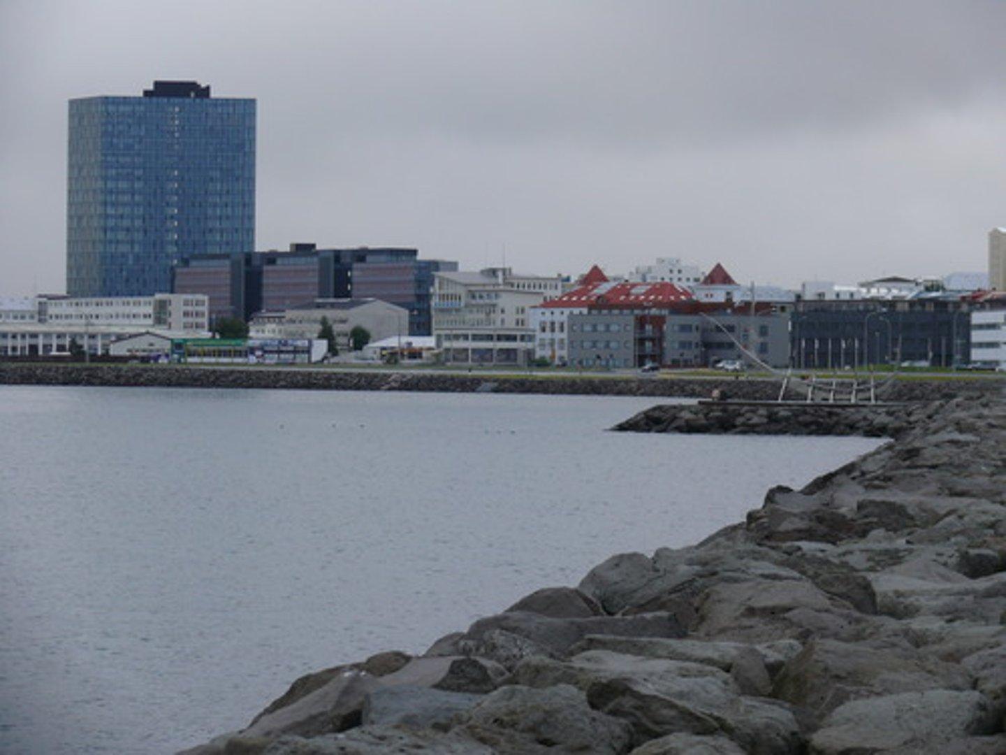 <p>bờ sông</p><p>a part of a town that is next to an area of water such as a river or the sea</p>