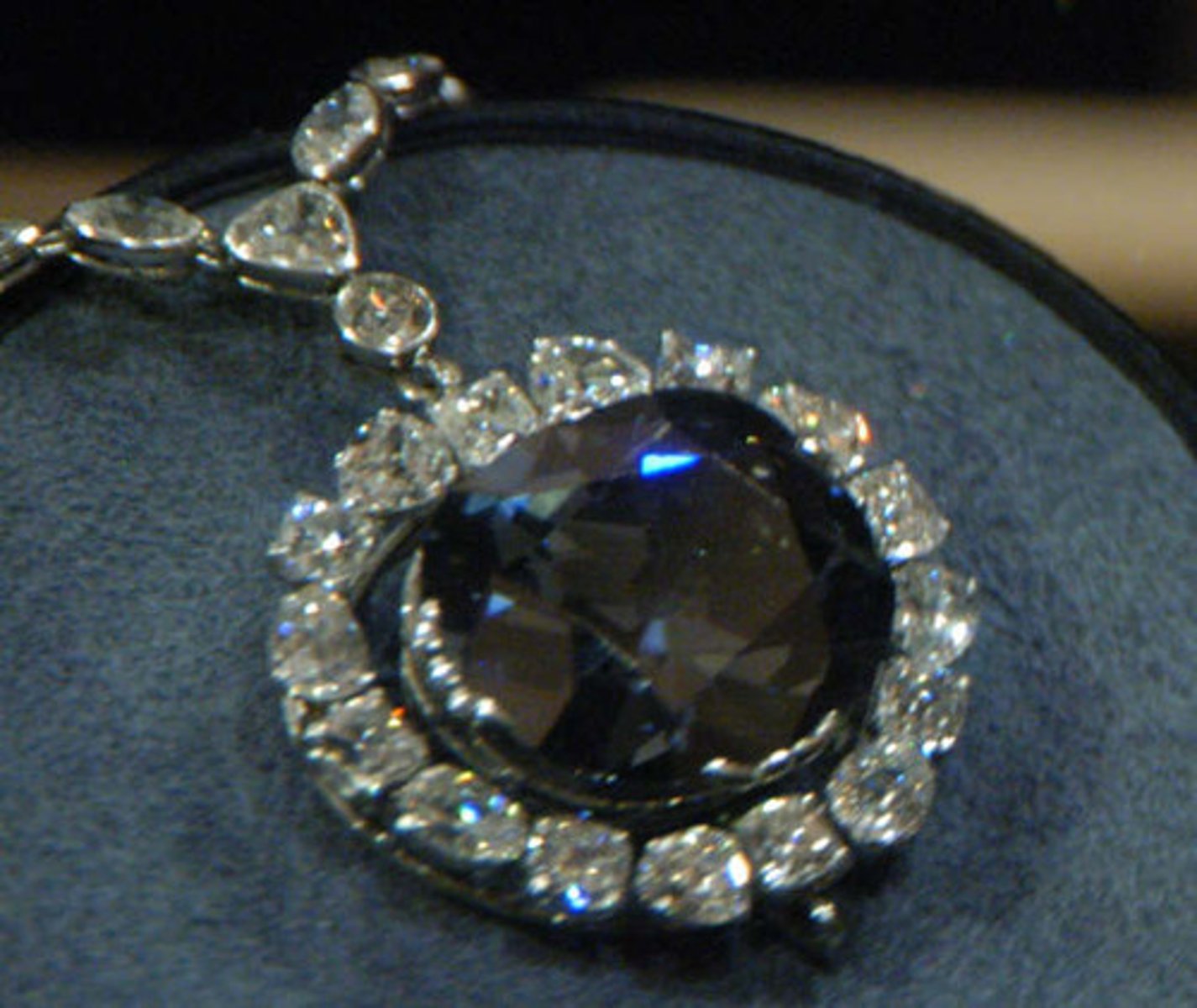 <p>precious, priceless, valuable</p><p>매우 귀중한</p>