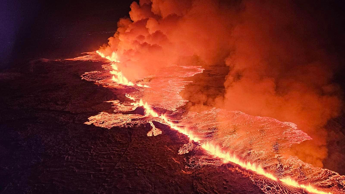 <p>Fissure volcanoes</p>