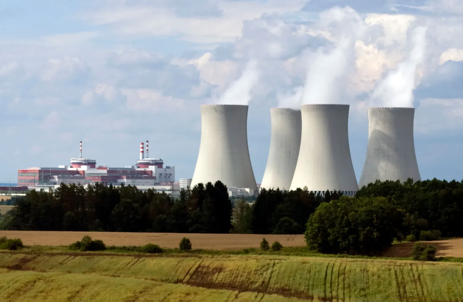 <p><span style="color: red"><strong>A device used to initiate and control a sustained nuclear chain reaction, primarily for generating electricity. </strong></span></p>